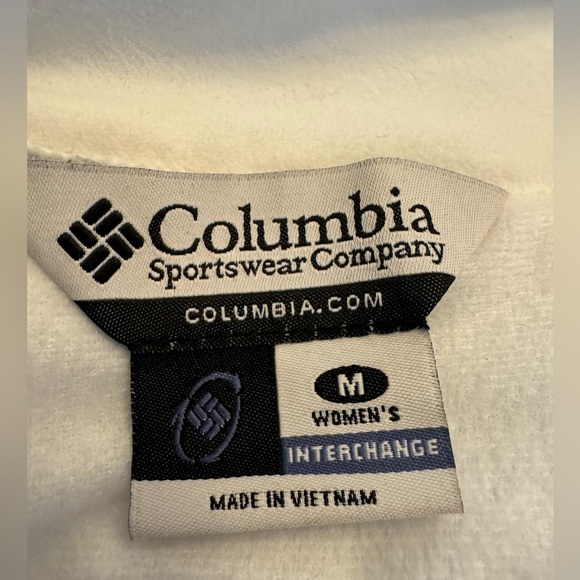 Columbia Women’s Omni Tech Ski Jacket with detachable hood - Picture 2 of 7